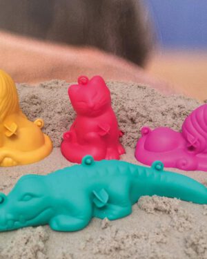 Sandform 3D klein, Indoor 4er Set Dreidimensionale Sandfiguren bauen ... Die 2-teiligen Sandformen machen es möglich: Form zusammenstecken, von unten mit feuchtem Sand befüllen, an gewünschter Stelle aufstellen und an den Griffen die Form durch Ziehen öffnen - schon ist das Sandtier fertig. - Kisus e.K. - Kinder, Spiel und Spaß - Kindergarten, KITA