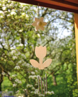 Windspiel Blume Geschenk für die Sinne ... Ein Hingucker im Fenster, zur klangvollen Begrüßung an der Türe oder als Windbote im Garten ist dieses Windspiel mit vier Klangstäbchen.