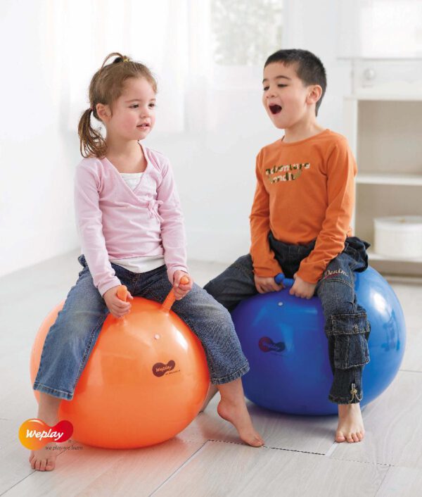 Sprungball Klassiker Der Hüpfball ist bis 120 kg belastbar. Er fördert Hand-Augen Koordination, Körperbeherrschung und stärkt die Muskeln.
