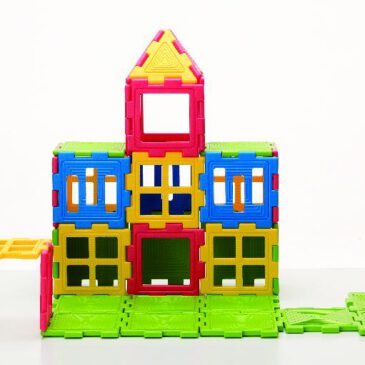 We-Blocks Mini, 56-tlg. Beim Bauen mit den farbenfrohen Elementen ... in verschiedenen Formen ist der Fantasie keine Grenze gesetzt. Kinder können spielend leicht geometrische 3D Gebilde wie zum Beispiel Würfel, Prismen und unzählig viele andere verschieden Konstruktionen bauen.