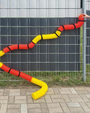 Mega Flexi Pipe 75 x 8,5 cm farbig gemischt Die Outdoor Bällebahn zum selbst gestalten Aus sechs flexiblen Röhren bauen Kinder sich ihre eigene Bällebahn. Jede Kunststoffröhre lässt sich bis zu 75 cm ausziehen und wellenförmig oder gebogen formen. Mit wiederverwendbaren Klettbändern wird Stück für Stück befestigt, z. B. an einem Zaun - und schon können die Bälle durch den Tunnel rollen. - Kisus e.K. - Kinder, Spiel und Spaß - Fach-Großhandel für Kindergartenbedarf und Spielwaren