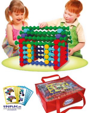 Playstix Mega Von einfachen bis komplexen Konstruktionen Mit Playstix können Kinder ihre Fähigkeiten Stück für Stück ausbauen. Über Kreuz platziert greifen die Bausteine in gerillter Form ineinander und bleiben fest an Ort und Stelle. Das Besondere: Die Playstix können auch hochkant verbaut werden. Dabei rasten die Erhöhungen in die Vertiefungen anderer Playstix und werden mit einem Click verriegelt. Die beiliegenden Vorlagenkarten zeigen Modelle für Anfänger und Fortgeschrittene zum Nachbauen. Mit beiliegenden Rädern können auch Fahrzeuge konstruiert werden. 80-teiliges Set in Tragetasche: 76 Playstix in 7 Längen, jede Länge in einer anderen Farbe, 4 Räder, 10 doppelseitige Vorlagenkarten. - Kisus e.K. - Kinder, Spiel und Spaß -FAch-Großhandel für Kindergartenausstattung, Spielwaren und Bastelbedarf