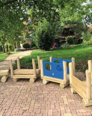 U3-Spielkombi Eisenbahn Alles Einsteigen! ... Diese U3-Eisenbahn aus hochwertigem Robinienholz regt Kinder nicht zum Träumen an, sie animiert auch zum Klettern und Bewegen. In ihrer Fantasie reisen die kleinen Passagiere um die halbe Welt und erleben dabei spannende Abenteuer. Ideal überall, wo mehrere Kinder gleichzeitig miteinander spielen wollen. Der Zug besteht aus: 1 Lokomotive, 1 Waggon mit PE-Seitenwänden und Gucklöchern, 1 Waggon mit Stämmen, 1 Waggon mit 2 Treppenstufen und Edelstahl-Rutsche.