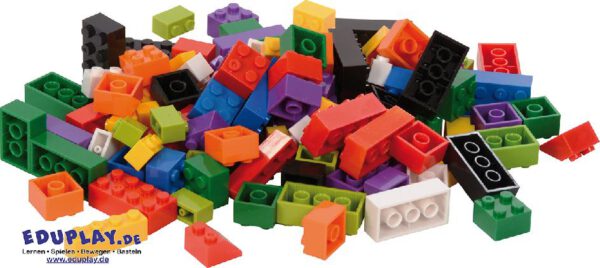 Baublocks klein 1600 Teile Mit klassischen kleinen Bausteinen kombinierbar Mit dem riesigen Set können sich kreative Baumeister eine Weile beschäftigen. Es sind viele kleine Bausteine enthalten für filigrane Objekte. Ein Beiblatt mit Beispielen inspiriert zum Nachbauen von Krokodil, Apfel, Katze, Haus, Baum und vielem mehr. Die Bausteine in 9 Farben haben 1-8 Noppen in ein bzw. zwei Reihen, auch abgeschrägte Bausteine sind enthalten. Inkl. 2 Platten mit 8 x 8 Noppen und 4 Platten mit 4 x 8 Noppen (große Bauplatte - 32 x 32 Noppen - nicht inkl.). Inkl. Aufbewahrungsbox. - Kisus e.K. - Kinder, Spiel und Spaß - Fachgroßhandel für Kindergartenausstattung, Spielwaren und Bastelbedarf