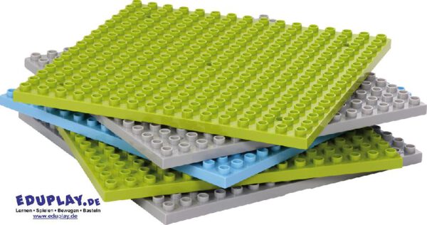 Bauplatten 32×32 „große Baublocks“ 5 Stück Plattform für große Bauwerke Die Bauplatten mit großen Noppen in drei Farben bieten tollen Baugrund für eine Figurenwelt aus Bausteinen - diese kann so leicht transportiert werden. Mit Hilfe der Bausteine ist es möglich die einzelnen Platten zu einer großen zusammenzufügen. 32 x 32 Noppen.