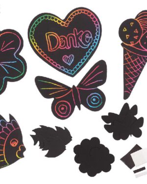 Scratch Magic Motive 25er Set Kleine Kunstwerke im Nu Die Motivkarten haben eine mattschwarze Oberfläche. Durch Ritzen mit den beiliegenden Griffeln kommen die darunter liegenden Farben zum Vorschein. Ganz ohne Farbkleckserei erzielen selbst kleine Kinder schnell tolle Ergebnisse.