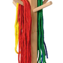 Tau-Ständer Platzsparende Aufbewahrung für Seile ... Werden Seile in einer Kiste aufbewahrt, so bildet sich irgendwann ein riesiger Knoten. An diesem stabil stehenden Ständer können Seile griffbereit in verschiedenen Längen und sortiert nach Farben an 12 Stäben aufgehängt werden. Kisus e.K. - Kinder, Spiel und Spaß - Fachgroßhandel für Kindergartenausstattung, Spielwaren und Bastelbedarf