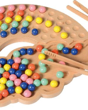 Regenbogen Murmelspiel Ruhige Beschäftigung zur Förderung der Feinmotorik ... Ein bis zwei Kinder können das Spielbrett in Regenbogenform mit den bunten Holzkugeln befüllen oder farbige Muster legen. Dazu können die Finger oder zwei Holzpinzetten verwendet werden - in jedem Fall schult das Greifen und Ablegen die Feinmotorik sowie Hand-Auge-Koordination. Kisus e.K. - Motorik-Spielzeug. Motorikspielwaren, Spielzeug für die Feinmotorik