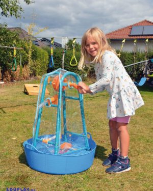 Wasserpumpe groß Ein Muss für den Wasserspielplatz ... Kinder lieben es mit Wasser zu spielen und zu experimentieren. Mit der Kurbel lässt sich Wasser aus einer Wanne (zB.: 160-271) in Eimer, Gießkannen oder Wasserrinnen pumpen. Die transparente Hülle schützt dabei vor Wasserspritzern und Finger vor beweglichen Teilen. Kisus e.K. - Kinder, Spiel und Spaß - Großhandel für Kita, Kindergarten, Krippe und Schule