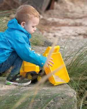 Muldenkipper Große Mengen Sand transportieren ... In seiner großen Mulde ist viel Platz für einen Haufen Sand oder kleine Kieselsteine. Mit dem Griff lässt sich das Schüttgut einfach am Zielort abladen.