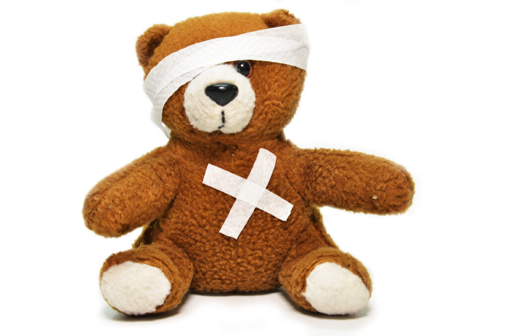 Injured teddy bear with bandages on white background Fotot: Adobe Stock/tang90246