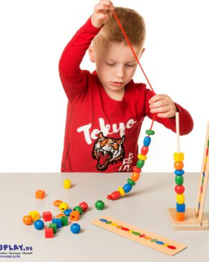 Sort the beads Farben, Formen, Reihenfolge und Muster kennenlernen ... Die Abbildungen der Aufgabenkarten nachfädeln oder auf den Ständer stecken. Bei den schwarz/weißen Aufgabenkarten können die Farben selbst gewählt werden. Inhalt: 8 Karten beidseitig mit 16 Vorlagen, 2 rote Schnüre, 40 Perlen in 5 Farben und 4 Formen, 1 Ständer, Gebrauchsanweisung.