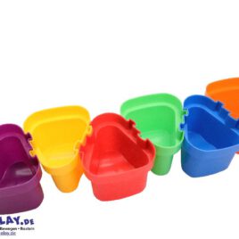Becher zum Zusammenstecken 6er Set 6 dreieckige, farbenfrohe Kunststofftöpfe ... die miteinander verbunden werden können. Sie sind ideale Behälter für Pinsel und Wasser oder Farbe beim Malen und können auch für Pinsel, Stifte, Scheren und andere Kunst- und Bastelmaterialien verwendet werden. Kisus e.K. - Kinder, Spiel und Spaß - Fachgroßhandel für Kindergartenausstattung, Spiel waren und Bastelbedarf