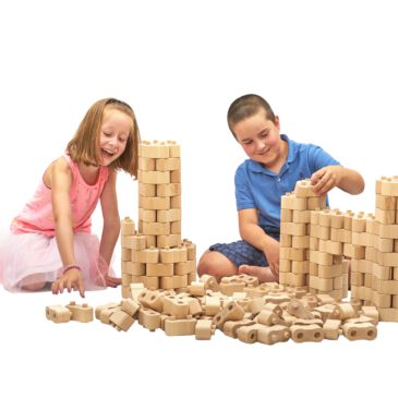 Steckbausteine JUNIOR 96-tlg. Holzbausteine für runde Bauwerke ... Was kann man aus nur einer Sorte Steinen bauen? Jede Menge, denn durch die zwei runden Zapfen und abgerundete Enden können die Holzbausteine in jedem Winkel miteinander verbunden werden. Neben rechteckigen sind auch runde und geschwungene Formen möglich. Das erlaubt der Fantasie, viele kreative Ideen zu entwickeln und umzusetzen. Die Bausteine lassen sich leicht zusammenstecken und sind somit auch für jüngere Kinder geeignet, deren motorische Fähigkeiten sich entwickeln sollen.