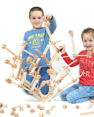 Kreativ-Steckbausteine 141-tlg. Kreative Bausteine mit Nut und Feder ... Aus drei verschiedenen Holz-Formen können Kinder die fantasievollsten Gebilde zusammenstecken, stapeln oder in die Höhe wachsen lassen. Das Bauen macht riesig Spaß und fördert Konzentration, Feinmotorik, Kreativität und Problemlösungsbewusstsein. Inhalt 40 x-Würfel, 40 t-Würfel, je 20 Brettchen in 7,5 / 12 / 16,5 cm Länge, 1 große Platte.