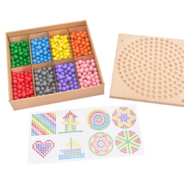 Kugelbrettspiel Spiel und Puzzle in einem ... Das beidseitige Holzspielbrett hat eine runde und eine eckige Fläche mit Vertiefungen für die Holzkugeln und bietet damit vielerlei Möglichkeiten: Anhand der Vorlagen Motive nachlegen, Mandalas gestalten, eine dreidimensionale Pyramide in den Farben des Regenbogens bauen oder Muster nach eigener Fantasie gestalten. Auf der quadratischen Fläche können Kinder Tic-Tac-Toe spielen. Inkl. je 45 Kugeln in 8 Farben.