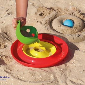 Nello Rollen, balancieren, bauen ... Nello bietet unendlich viele Spielmöglichkeiten für drinnen und draußen: Es ist ein Farbpuzzle, ein Nest, eine Murmelbahn, eine schwimmende Insel und ein Sandspielzeug. Die Ringe könne gerollt, gedreht und geschwenkt, geworfen und gefangen werden. Inhalt: 3-teiliges Set in den Farben Rot, Gelb, Blau (Farbkombi nach Lagervorrat).