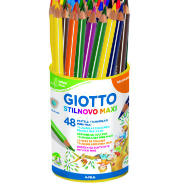 GIOTTO Stilnovo Maxi hex Farbstift Runddose 48 Stück sort. Dreiflächiger Stift in Minenfarbe mit einem Lack auf Wasserbasis lackiert mit silberfarbenen Kanten. Mit einer 4,3 mm Mine in hervorragender Qualität und Ergiebigkeit, aus zertifiziertem Holz, einem nachwachsenden Rohstoff. Länge 18 cm. Sicher und konform mit der europäischen Norm für Kinderspielzeug.