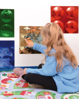 Farbige gewölbte Spiegel 33x33 cm 4er Set Farbige Spiegel mit spannenden Verzerrungseffekten ... Das Set aus vier farbigen Spiegeln bringt Spaß und Kreativität in den Kindergartenalltag. Die konvex gewölbten Bereiche, verzerren das Spiegelbild und laden Kinder zum Staunen und Experimentieren ein. Dabei entwickeln Kinder ein besseres Bewusstsein für Perspektiven und Formen. Die unzerbrechlichen Acrylspiegel regen zu gemeinsamen Spielen und Gesprächen an, bei denen Kinder ihre Eindrücke teilen. Inkl. Befestigungsmaterial: 3M-Klebeband, Schrauben, Dübel und Abdeckungen
