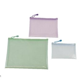 Utensilien Taschen transparent 3er Set Stifte, Schere, Kleber, Dokumente ... Die Utensilien Taschen aus transparentem EVA helfen beim Sortieren verschiedener Materialien. Sie sorgen für Ordnung in Tasche und Schubladen und der Inhalt ist sortiert und sichtbar griffbereit. Aus netzverstärktem, abwischbarem Kunststoff sind die robusten Taschen bereit für den täglichen Einsatz. Durch das Griffband lässt sich der Reißverschluss leicht öffnen. Das Set enthält: 1 grüne Tasche für DIN A4, 1 lila Tasche für DIN A5, 1 blaues Federmäppchen.