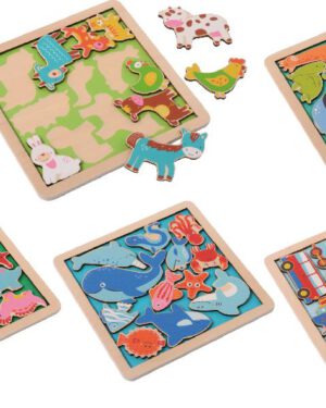 Holzpuzzles 5er Set Puzzlen, spielen und entdecken ... Passen wirklich alle Tiere ins Gehege, Fische ins Wasserbassin, Fahrzeuge auf den Parkplatz ...? Vorgedruckte Silhouetten helfen, für die Figuren den richtigen Platz zu finden, so dass alle Puzzleteile auf das Brett passen. Die Puzzles fördern das genaue Hinsehen und die Konzentration. Die einzelnen Figuren können auch zur Sprachförderung genutzt werden: Was siehst du? Welche Farbe hat es? Nicht magnetisch.