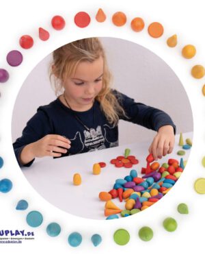 Regenbogen Legesteine Regenbogen-Legesteine - Farbenfrohes Freispiel für kreative Köpfe ... 256 Holzteile in sanften Farben laden Kinder dazu ein, fantasievolle Muster und Bilder zu legen. In 8 harmonisch abgestimmten Regenbogenfarben und 4 verschiedenen Formen (Kegel, Scheibe, Tropfen, Ei) können die Steine vielfältig kombiniert werden - perfekt zum Sortieren, Gestalten und als Ergänzung für den Kaufladen. Die Legesteine inspirieren zu immer neuen Anordnungen und regen das kreative Spiel an: Blautöne stehen für Wasser, Grün für Wiesen, Rot und Gelb für Feuer und Wärme. Kinder gestalten Mandalas, Muster und logische Reihen und üben dabei das Sortieren nach Farbe, Größe und Form. So wird die Fantasie gefördert und der natürliche Gestaltungswille unterstützt. Inkl. Baumwollbeutel zur Aufbewahrung.