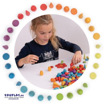 Regenbogen Legesteine Regenbogen-Legesteine - Farbenfrohes Freispiel für kreative Köpfe ... 256 Holzteile in sanften Farben laden Kinder dazu ein, fantasievolle Muster und Bilder zu legen. In 8 harmonisch abgestimmten Regenbogenfarben und 4 verschiedenen Formen (Kegel, Scheibe, Tropfen, Ei) können die Steine vielfältig kombiniert werden - perfekt zum Sortieren, Gestalten und als Ergänzung für den Kaufladen. Die Legesteine inspirieren zu immer neuen Anordnungen und regen das kreative Spiel an: Blautöne stehen für Wasser, Grün für Wiesen, Rot und Gelb für Feuer und Wärme. Kinder gestalten Mandalas, Muster und logische Reihen und üben dabei das Sortieren nach Farbe, Größe und Form. So wird die Fantasie gefördert und der natürliche Gestaltungswille unterstützt. Inkl. Baumwollbeutel zur Aufbewahrung.