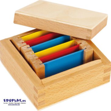 Montessori Farbtäfelchen 3 Paare Farben erkennen, benennen und zuordnen ... Die Farbtäfelchen eröffnen Kindern ab 24 Monaten faszinierende Möglichkeiten, Farben spielerisch zu entdecken und zu erleben. Die Arbeit mit den Täfelchen schärft den Farbsinn, fördert die Konzentration und erweitert den Wortschatz, indem Kinder Farben erkennen, benennen und zuordnen. Zugleich verfeinern sie ihre Beobachtungsgabe, entwickeln ästhetisches Empfinden und trainieren ihre Intelligenz. Die methodische Arbeit mit den Täfelchen kann durch Drei-Stufen-Lektionen gezielt gefestigt werden, was den Lernprozess vertieft und die Freude an der Entdeckung der Farbwunder verstärkt. Jede Box ist aus hochwertigem Holz gefertigt und bietet eine praktische, übersichtliche Aufbewahrung. 6 Farbtäfelchen: 3 Paare in rot, gelb, blau.