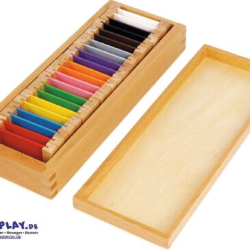 Montessori Farbtäfelchen 11 Paare Farben erkennen, benennen und zuordnen ... Die Farbtäfelchen eröffnen Kindern ab 24 Monaten faszinierende Möglichkeiten, Farben spielerisch zu entdecken und zu erleben. Die Arbeit mit den Täfelchen schärft den Farbsinn, fördert die Konzentration und erweitert den Wortschatz, indem Kinder Farben erkennen, benennen und zuordnen. Zugleich verfeinern sie ihre Beobachtungsgabe, entwickeln ästhetisches Empfinden und trainieren ihre Intelligenz. Die methodische Arbeit mit den Täfelchen kann durch Drei-Stufen-Lektionen gezielt gefestigt werden, was den Lernprozess vertieft und die Freude an der Entdeckung der Farbwunder verstärkt. Jede Box ist aus hochwertigem Holz gefertigt und bietet eine praktische, übersichtliche Aufbewahrung. 22 Farbtäfelchen: 11 Paare in Grund- und Mischfarben, schwarz und weiß in Holzbox.