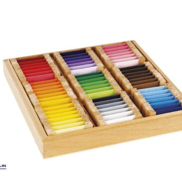 Montessori Farbtäfelchen Schattierungen 63 Stück Farben erkennen, benennen und zuordnen ... Die Farbtäfelchen eröffnen Kindern ab 24 Monaten faszinierende Möglichkeiten, Farben spielerisch zu entdecken und zu erleben. Die Arbeit mit den Täfelchen schärft den Farbsinn, fördert die Konzentration und erweitert den Wortschatz, indem Kinder Farben erkennen, benennen und zuordnen. Zugleich verfeinern sie ihre Beobachtungsgabe, entwickeln ästhetisches Empfinden und trainieren ihre Intelligenz. Die methodische Arbeit mit den Täfelchen kann durch Drei-Stufen-Lektionen gezielt gefestigt werden, was den Lernprozess vertieft und die Freude an der Entdeckung der Farbwunder verstärkt. Jede Box ist aus hochwertigem Holz gefertigt und bietet eine praktische, übersichtliche Aufbewahrung. 63 Farbtäfelchen: 9 Schattierungen je 7 Täfelchen in 9 Farben in Holzbox.