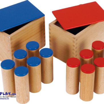 Montessori Geräuschdosen Geräusche differenzieren und benennen ... Die Geräuschdosen fördern die akustische Wahrnehmung spielerisch und unterstützen Kinder dabei, verschiedene Geräusche zu differenzieren und zu benennen. Durch das Zuordnen von Geräuschpaaren werden Aufmerksamkeit, Konzentration und das auditive Gedächtnis geschult, während die Sprachentwicklung angeregt und die Vorbereitung auf musikalische Erfahrungen unterstützt wird. Die beiden Kästen enthalten jeweils sechs robuste Holzdosen mit roten und blauen Deckeln, die paarweise identisch klingen und unterschiedlich laut oder leise Geräusche erzeugen. Vielfältige Übungen, wie das Sortieren nach Lautstärke oder das Zuordnen von Dosen aus verschiedenen Räumen, ermöglichen eine abwechslungsreiche und gezielte Förderung.