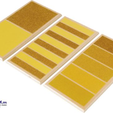 Montessori Tastbretter rau-glatt 3 Stück Feinmotorik in drei Stufen fördern ... Drei verschiedene Tastbretter führen Kinder spielerisch an das Konzept von rau und glatt heran und bereiten sie auf das Schreiben vor. Durch die Konzentration auf den Tastsinn entwickeln Kinder eine feinmotorische Kontrolle und die sogenannte Leichtigkeit der Berührung, die für eine flüssige Handschrift wichtig ist. Die drei Bretter bieten verschiedene Schwierigkeitsgrade: vom Kontrast zwischen rau und glatt über die Förderung der Fingerkoordination bis hin zu feinen Abstufungen in fünf Texturen.