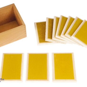 Montessori Tasttäfelchen grob-fein Oberflächenstrukturen taktil erkennen und benennen ... Die Arbeit mit den Tasttäfelchen fördert die Feinmotorik und schult die taktile Wahrnehmung, wodurch sie eine ideale Vorbereitung auf das Schreiben darstellen. Spielerisch erweitern die Kinder ihren Wortschatz durch Begriffe wie grob und fein und lernen, Strukturen zu vergleichen und zuzuordnen. Das Set enthält fünf Paare Täfelchen mit unterschiedlicher Sandpapierkörnung, die in einer praktischen Box aus Buchenholz aufbewahrt werden.