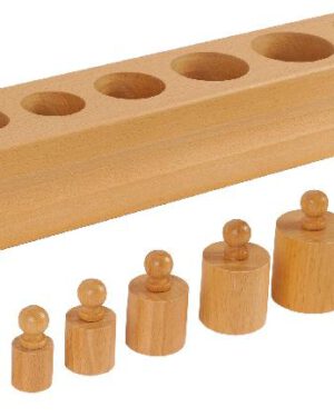 Montessori Block mit Zylindern Set 1 Fördern Feinmotorik, Wahrnehmung und logisches Denken ... Die Montessori-Zylinderblöcke und das 4er-Set der farbigen Zylinder sind hochwertige Materialien zur Förderung der Feinmotorik, visuellen Wahrnehmung und logisch-mathematischen Kompetenzen von Kindern. Sie ermöglichen es, Unterschiede in Höhe, Breite und Volumen wahrzunehmen, fördern die Auge-Hand-Koordination und bereiten Kinder indirekt auf das Schreiben vor. Die Zylinder bieten durch die klare Selbstkontrolle eine autonome und spielerische Lernerfahrung. Diese Sets lassen sich einzeln oder im Zusammenspiel einsetzen, um Kindern eine umfassende, sensorische Lernerfahrung zu bieten. Der Fokus liegt auf dem Konzept groß-klein, wobei alle Maße wie Höhe, Breite und Durchmesser systematisch abnehmen. Dieser Block ist ideal für den Einstieg in das Arbeiten mit Sinnesmaterialien und für erste Übungen zur Reihenbildung.