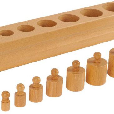 Montessori Block mit Zylindern Set 1 Fördern Feinmotorik, Wahrnehmung und logisches Denken ... Die Montessori-Zylinderblöcke und das 4er-Set der farbigen Zylinder sind hochwertige Materialien zur Förderung der Feinmotorik, visuellen Wahrnehmung und logisch-mathematischen Kompetenzen von Kindern. Sie ermöglichen es, Unterschiede in Höhe, Breite und Volumen wahrzunehmen, fördern die Auge-Hand-Koordination und bereiten Kinder indirekt auf das Schreiben vor. Die Zylinder bieten durch die klare Selbstkontrolle eine autonome und spielerische Lernerfahrung. Diese Sets lassen sich einzeln oder im Zusammenspiel einsetzen, um Kindern eine umfassende, sensorische Lernerfahrung zu bieten. Der Fokus liegt auf dem Konzept groß-klein, wobei alle Maße wie Höhe, Breite und Durchmesser systematisch abnehmen. Dieser Block ist ideal für den Einstieg in das Arbeiten mit Sinnesmaterialien und für erste Übungen zur Reihenbildung.