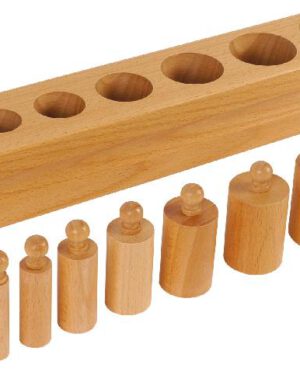 Montessori Block mit Zylindern Set 2 Fördern Feinmotorik, Wahrnehmung und logisches Denken ... Die Montessori-Zylinderblöcke und das 4er-Set der farbigen Zylinder sind hochwertige Materialien zur Förderung der Feinmotorik, visuellen Wahrnehmung und logisch-mathematischen Kompetenzen von Kindern. Sie ermöglichen es, Unterschiede in Höhe, Breite und Volumen wahrzunehmen, fördern die Auge-Hand-Koordination und bereiten Kinder indirekt auf das Schreiben vor. Die Zylinder bieten durch die klare Selbstkontrolle eine autonome und spielerische Lernerfahrung. Diese Sets lassen sich einzeln oder im Zusammenspiel einsetzen, um Kindern eine umfassende, sensorische Lernerfahrung zu bieten. Hier wird das Konzept dick-dünn durch Zylinder mit abnehmendem Durchmesser bei gleichbleibender Höhe vermittelt. Das Set schult gezielt die visuelle Wahrnehmung von Breitenunterschieden.