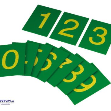 Montessori Sandpapier Ziffern Multisensorische Einführung in die Welt der Zahlen ... Auf den robusten Holztafeln spüren Kinder die Form der Ziffern 0 bis 9, während sie diese mit den Fingerspitzen nachzeichnen und dabei die Zahl laut aussprechen. Diese Aktivität fördert das Verständnis der Zahlen und prägt deren Form ins muskuläre Gedächtnis ein - eine ideale Vorbereitung auf das spätere Schreiben. Gleichzeitig werden Feinmotorik, Konzentration und Auge-Hand-Koordination geschult.