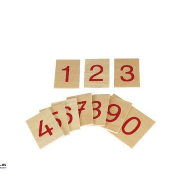 Montessori Satz Ziffern 1-10 auf Holzbrettchen Prima Ergänzung zu den Numerischen Stangen ... Die Ziffern in roter Farbe auf Holzbrettchen unterstützen Kinder dabei, die Zahlen von 1 bis 10 sowie die dazugehörigen Mengen zu erlernen. Das Set fördert das Verständnis für Zahlen und deren visuelle Wahrnehmung. Material: Birken-Sperrholz Maße: 10 x 7 x 0,4 cm Ab 3 Jahre