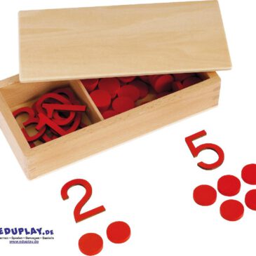 Montessori Ziffern und Chips in Holzbox Grundlegende Mathematikkenntnisse lernen ... Durch das Zuordnen von Zahlen und Chips lernen Kinder die Verbindung zwischen Symbolen und Mengen sowie den Unterschied zwischen geraden und ungeraden Zahlen. Diese Aktivität fördert das Verständnis für Zahlenwerte und bereitet auf das Konzept der Teilbarkeit vor. Enthalten sind 10 Zahlen, 55 Chips und eine Holzbox.