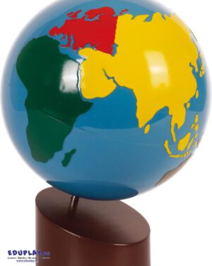 Montessori Globus Kontinente Die Geografie der Welt spielerisch entdecken ... Auf dem Globus ist jeder der sieben Kontinente in einer eindeutigen Farbe dargestellt, die das Erinnern und Zuordnen erleichtert und im gesamten Montessori-Lehrplan verwendet wird. Der Globus hilft Kindern, geografische Begriffe zu verstehen, die Größenordnung von Kontinenten und Meeren zu erfassen und ein Gefühl für Entfernungen und das Verhältnis von Wasser zu Landmasse zu entwickeln. Der Globus ist auf einem Holzsockel befestigt, der ihn in einem Winkel von 23° hält und so die Erdachse in Bezug auf die Sonne veranschaulicht.