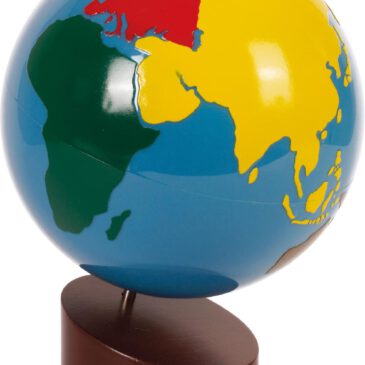 Montessori Globus Kontinente Die Geografie der Welt spielerisch entdecken ... Auf dem Globus ist jeder der sieben Kontinente in einer eindeutigen Farbe dargestellt, die das Erinnern und Zuordnen erleichtert und im gesamten Montessori-Lehrplan verwendet wird. Der Globus hilft Kindern, geografische Begriffe zu verstehen, die Größenordnung von Kontinenten und Meeren zu erfassen und ein Gefühl für Entfernungen und das Verhältnis von Wasser zu Landmasse zu entwickeln. Der Globus ist auf einem Holzsockel befestigt, der ihn in einem Winkel von 23° hält und so die Erdachse in Bezug auf die Sonne veranschaulicht.