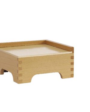 Montessori Ständer für Rosa Turm Stabiler Stand für den Rosa Turm ... Der doppelseitige Ständer bietet eine sichere und elegante Möglichkeit, den Rosa Turm auf einem Schrank oder Regal zu platzieren. Durch die erhöhten Ränder an zwei Seiten kann der größte Würfel des Turms exakt positioniert werden, sodass er stabil und ordnungsgemäß steht. Umgedreht hat er vier Standfüße.
