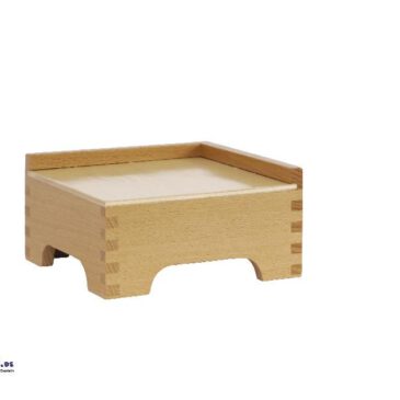 Montessori Ständer für Rosa Turm Stabiler Stand für den Rosa Turm ... Der doppelseitige Ständer bietet eine sichere und elegante Möglichkeit, den Rosa Turm auf einem Schrank oder Regal zu platzieren. Durch die erhöhten Ränder an zwei Seiten kann der größte Würfel des Turms exakt positioniert werden, sodass er stabil und ordnungsgemäß steht. Umgedreht hat er vier Standfüße.