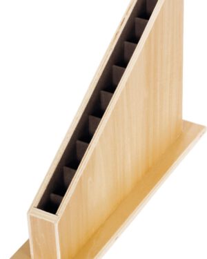 Montessori Ständer für die Roten und Numerischen Stangen Stangenständer für eine sichere und platzsparende Aufbewahrung ... Mit seinen zehn Fächern bietet der Ständer jeder Stange einen festen Platz und sorgt für Ordnung im Gruppenraum. Die Filzpolsterung in den Unterteilungen schützt die Stangen vor Kratzern, während der robuste Fuß einen sicheren Stand gewährleistet. Der hochwertige Ständer fügt sich durch sein durchdachtes Design perfekt in die Montessori-Umgebung ein.
