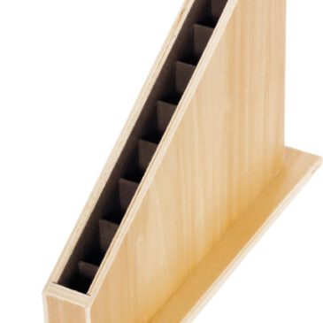 Montessori Ständer für die Roten und Numerischen Stangen Stangenständer für eine sichere und platzsparende Aufbewahrung ... Mit seinen zehn Fächern bietet der Ständer jeder Stange einen festen Platz und sorgt für Ordnung im Gruppenraum. Die Filzpolsterung in den Unterteilungen schützt die Stangen vor Kratzern, während der robuste Fuß einen sicheren Stand gewährleistet. Der hochwertige Ständer fügt sich durch sein durchdachtes Design perfekt in die Montessori-Umgebung ein.