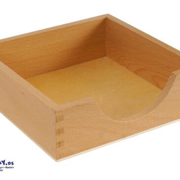 Montessori Kästchen für Einsatzfigurenpapier Zur Aufbewahrung des Einsatzfigurenpapiers ... Das Kästchen bietet Platz für das 14 x 14 cm große Einlegepapier (nicht inkl.), das beim Nachzeichnen der Formen mit Buntstiften verwendet wird. Durch die Öffnung kann das Papier einfach entnommen werden.