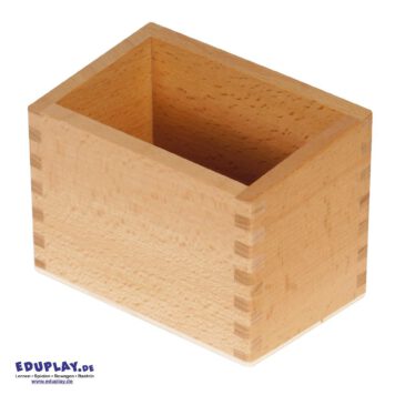 Montessori Kasten für Sandpapier Ziffern Praktische Aufbewahrungsmöglichkeit für Sandpapier Ziffern ... Der Kasten aus massivem Buchenholz überzeugt durch seine langlebige Qualität und das durchdachte Design. Die leicht schräge Vorderseite ermöglicht es Kindern, die Tafeln mühelos herauszunehmen, und fördert so selbstständiges Arbeiten - und auch die Ordnung im Kindergartenalltag. Lieferung erfolgt ohne Inhalt.