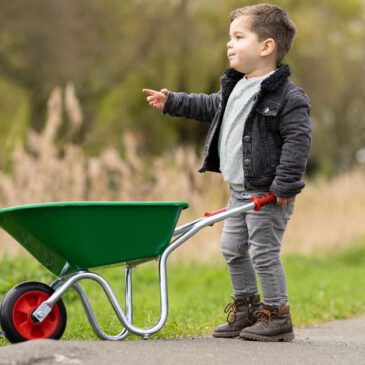 Schubkarre Langlebige Schubkarre für Sandbaumeister und kleine Gärtner ... Diese grundsolide Kinder-Schubkarre mit verzinktem Stahlrahmen und robuster Kunststoffwanne ist ideal für den Sandspielplatz und Garten. Dank ihrer stabilen Bauweise können Kinder sicher und bequem alles transportieren, was sie für ihre Projekte brauchen. Die Vollreifen aus Gummi sparen das Aufpumpen oder Radwechsel bei einem Platten. Komplett montiert geliefert, ist sie sofort einsatzbereit und überzeugt mit Langlebigkeit und kinderfreundlichem Design. Gewicht: 4,5 kg.