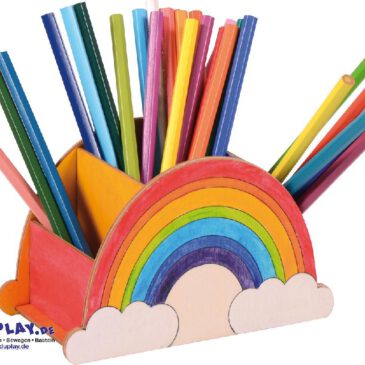 Regenbogen Stifte Box Farbenfrohe Aufbewahrung für Stifte & Co. ... Welche Farben hat der Regenbogen? Das lernen Kinder gleich beim Ausmalen der vorgedruckten Konturen. Beim Zusammenbauen (Holzleim nicht inklusive) werden Konzentration und Fingerfertigkeit geschult. In den drei Fächern hält die Regenbogen Stifte Box alles bereit, was zum Malen und Basteln gebraucht wird: Stifte, Schere, Lineal,...