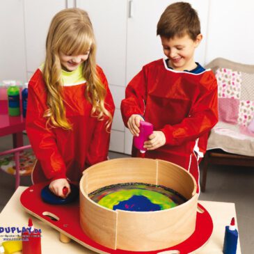 Farbschleuder Kreativer Wirbelspaß für kleine Künstler ... Die Farbschleuder mit 4 Griffen und stabilen Holzfüßen ist ideal für kreative Aktivitäten im Kindergarten. Auf dem Drehteller entstehen durch die Zentrifugalkraft einzigartige, kreisrunde Kunstwerke, die Kinder staunen lassen. Die robuste Konstruktion aus Sockel, Wanne und Seitenwänden ist einfach zu reinigen und wird fertig montiert geliefert - sofort einsatzbereit für grenzenlosen Malspaß! Perfekt für Finger- und flüssige Bastelfarben geeignet.
